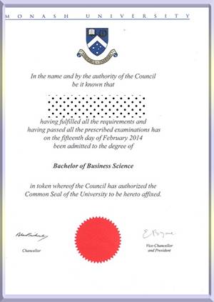 ,Monash-University,-diploma-莫纳什大学毕业照