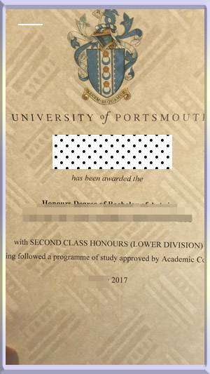 University-of-Portsmouth-diploma-朴次茅斯大学毕业照