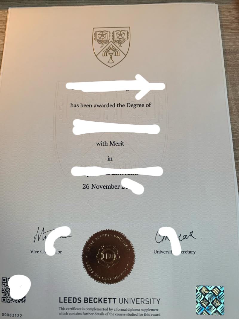 利兹贝克特大学毕业证书外壳展示（Graduation Certificate from Leeds Beckett University）