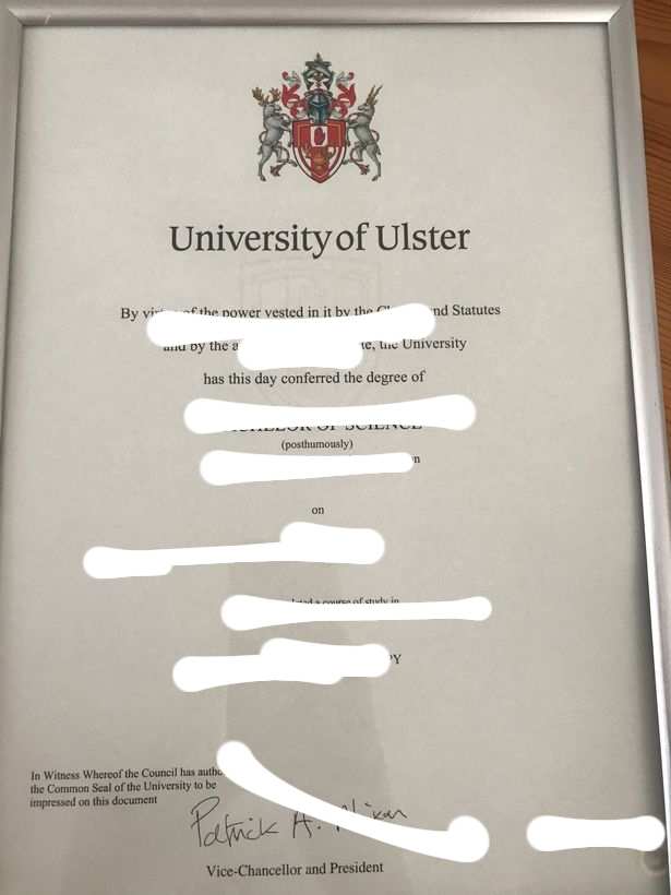 英国厄尔斯特大学毕业证照片案例展示（Diploma from University of Ulster, UK）